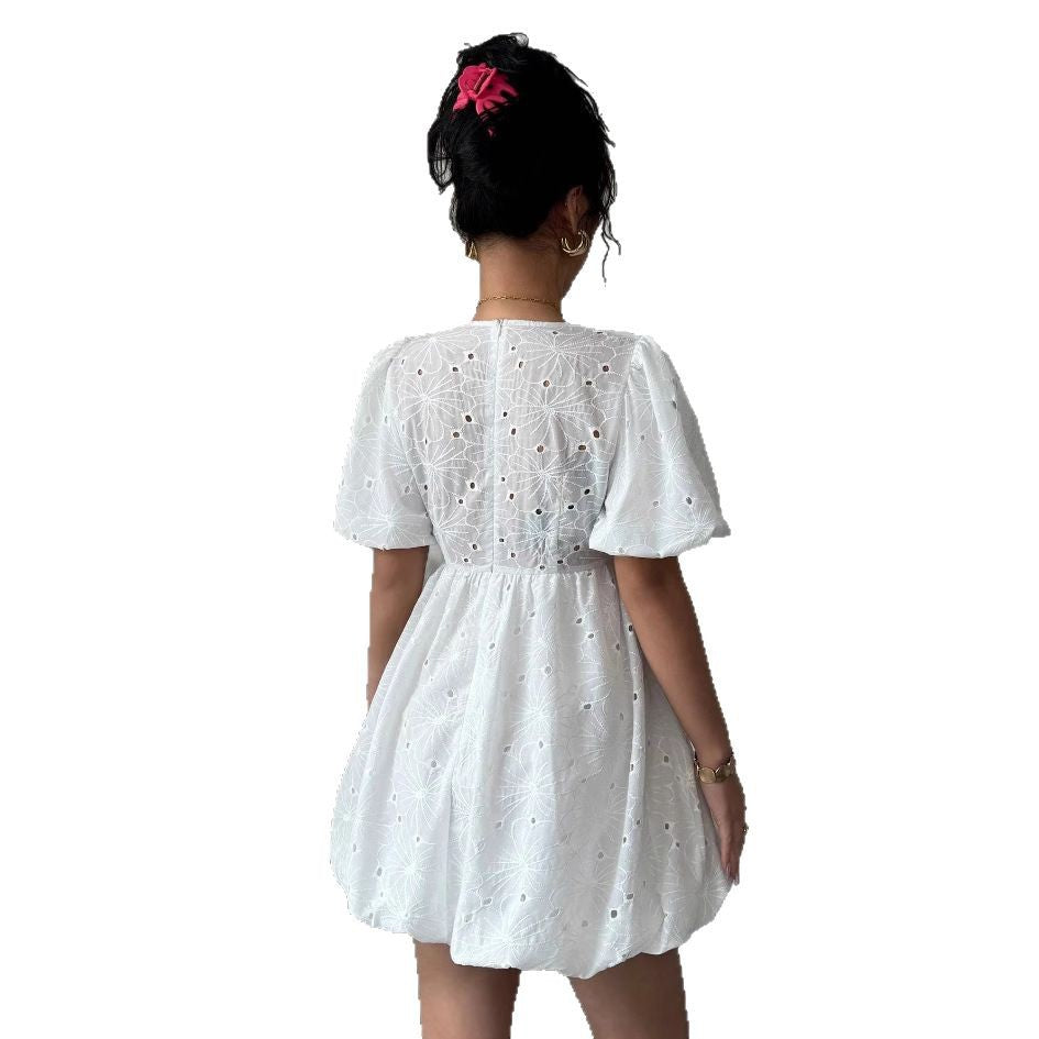 Kvinders mini kjole med blomstret blonde design og smigrende V-hals Stilla