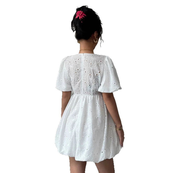 Kvinders mini kjole med blomstret blonde design og smigrende V-hals Stilla