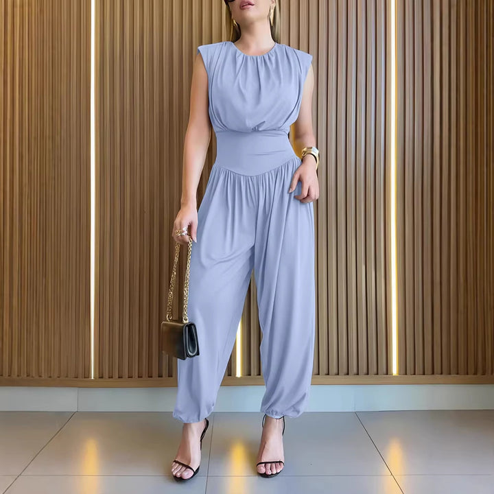 Dame moderigtig jumpsuit med elastisk taljebånd og innovativt snit Skovae