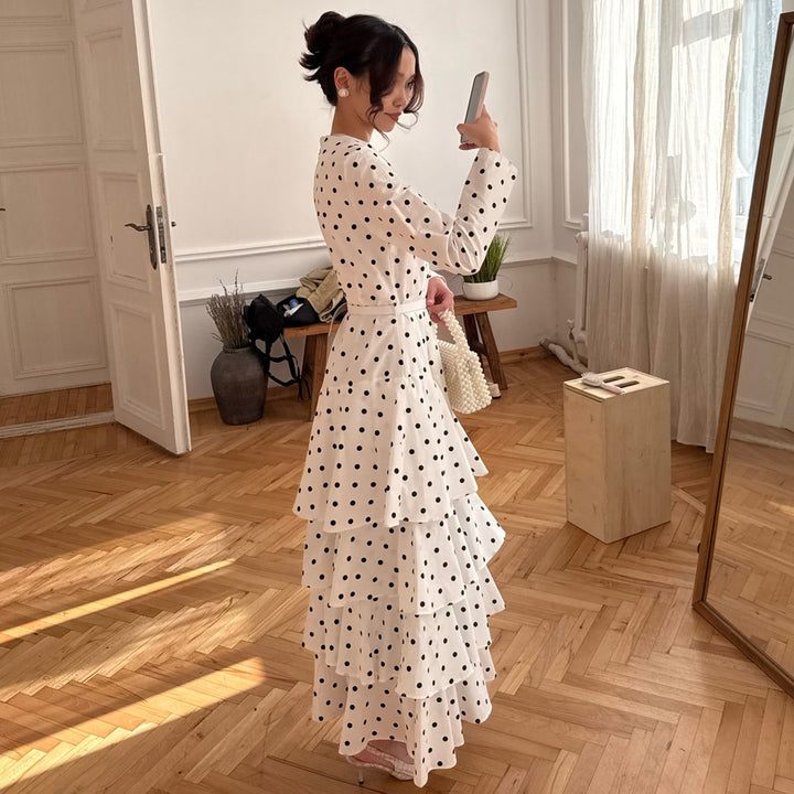 Kvinders maxikjole med flæse detaljer og fashionable prik design