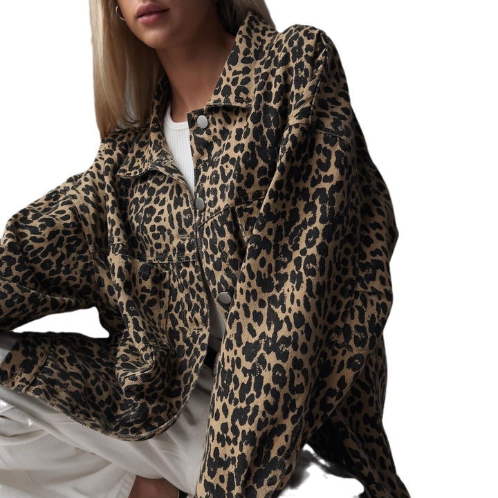 Kvindernes trendy oversized denimjakke med leopardprint Stilla