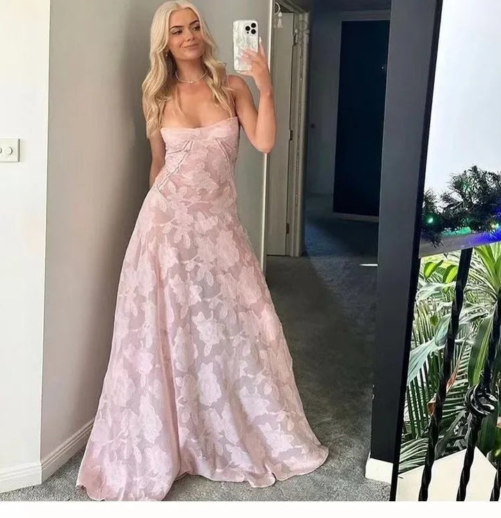Dame Lang aftenkjole med blomsterdesign og skimrende stof Stilla