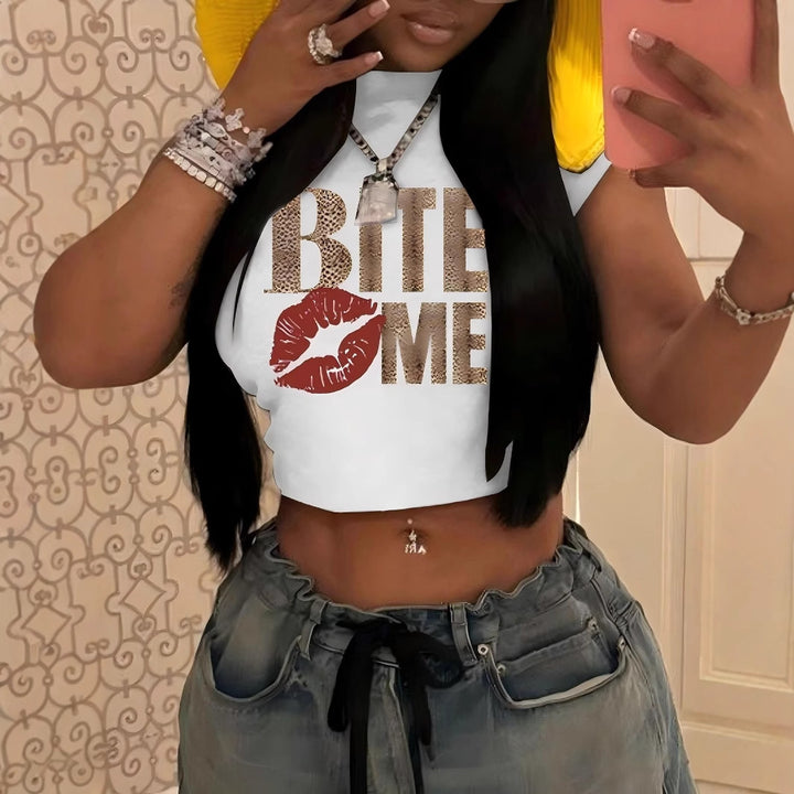 Dame Crop-Top med glitrende læbe motiv og kunstnerisk skrift Skovae