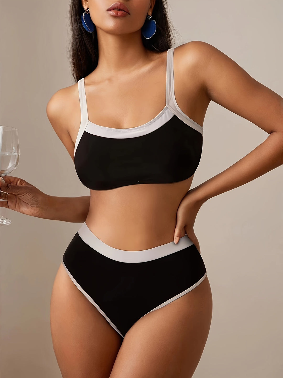 Dame Højskåret Bikini-sæt med sportiv Crop-top og kontrasterende accenter Stilla