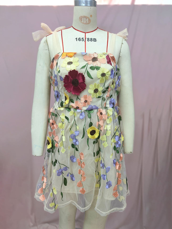 Dame blomsterkjole med gennemsigtige blonde detaljer og flæse stropper Stilla