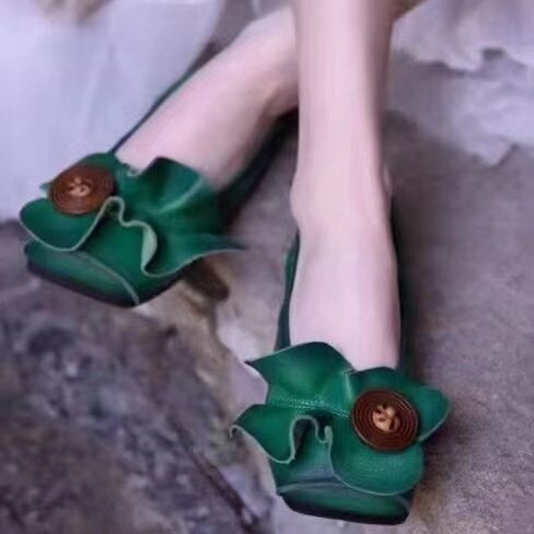 Dame ballerinaer med blomsterfoldedesign og moderigtigt knapdetalje Stilla