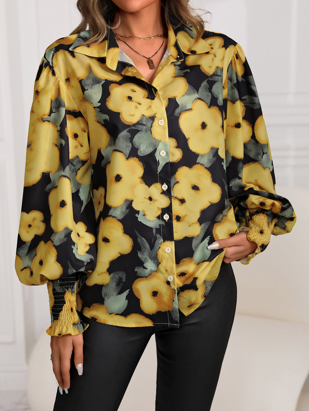 Damebluse med farverigt blomsterprint og luftige ærmer Stilla
