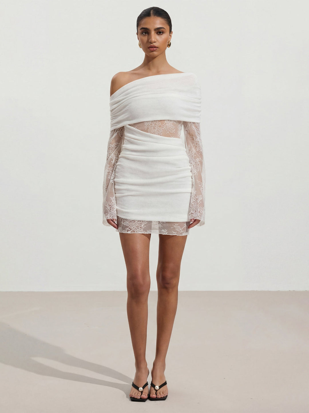 Kvindernes elegante chiffon mini kjole med sofistikerede blonde ærmer og off-shoulder design Skovae