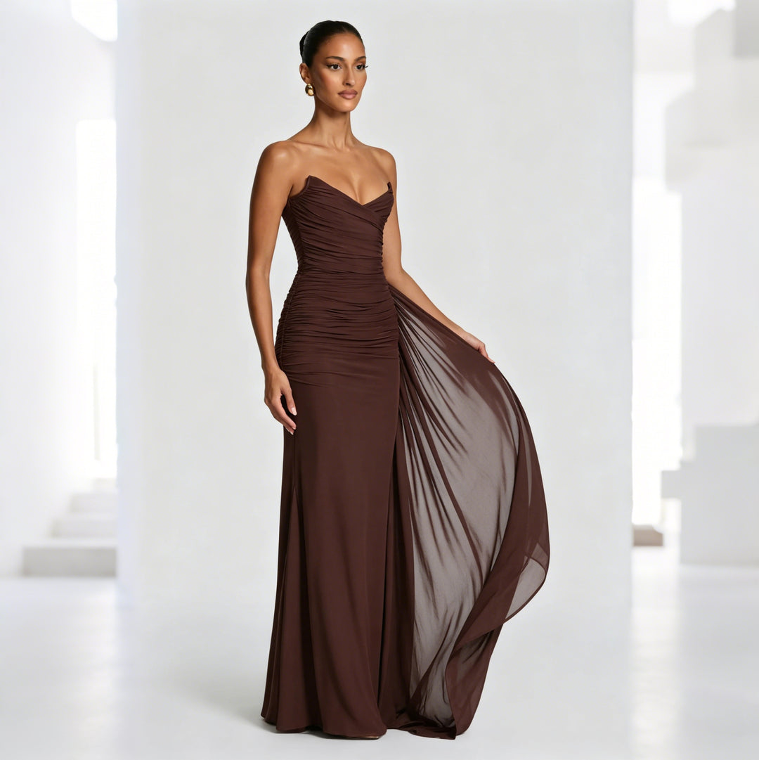 Dame Elegant og figursyet aftenkjole med asymmetrisk draperinger Skovae