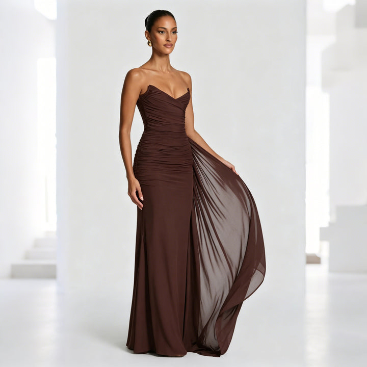 Dame Elegant og figursyet aftenkjole med asymmetrisk draperinger Skovae