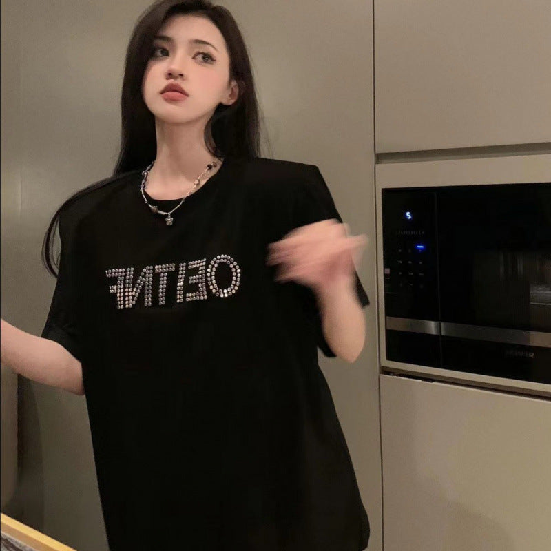 Dame T-shirt med glitrende skrift og afslappet oversized snit Stilla