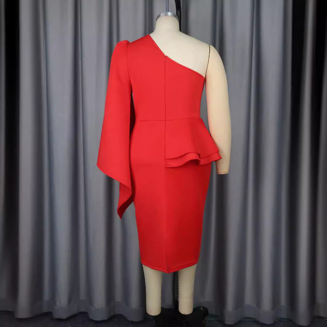 Dame Elegant aftenkjole med asymmetrisk design og flæse droner