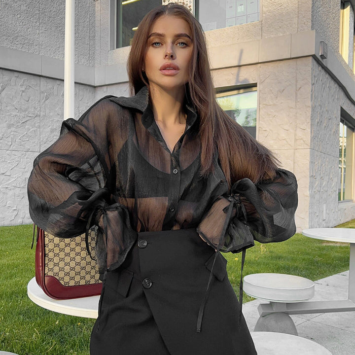 Dame Transparent Bluse med raffinerede rüscher og dekorerende Bindebånd Stilla