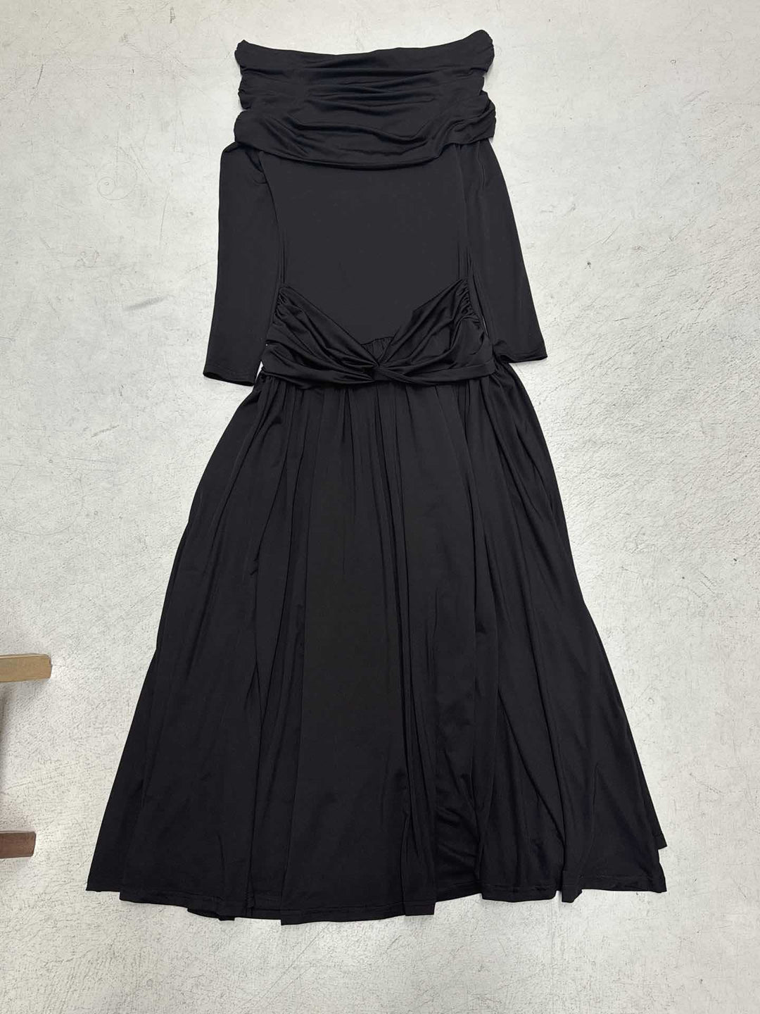 Dame wrap kjole med voluminøs flæsekant og elegant off-shoulder design Skovae