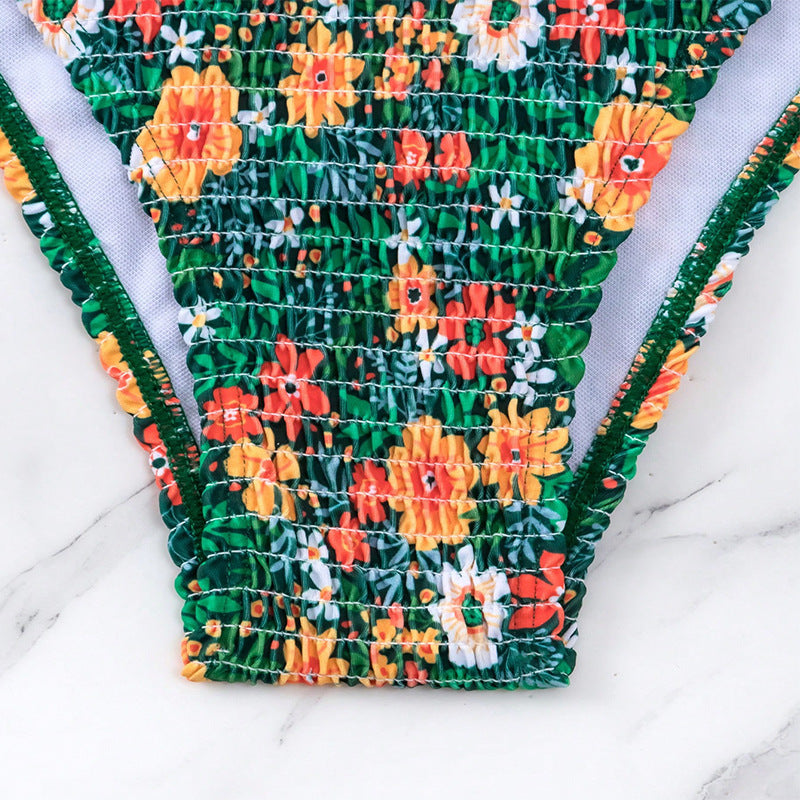 Dame bandeau-bikini med blomstrede flæsedetaljer og elegant ringlukning Stilla