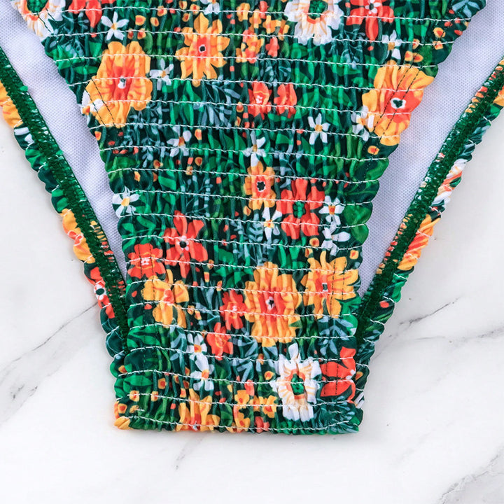 Dame bandeau-bikini med blomstrede flæsedetaljer og elegant ringlukning Stilla