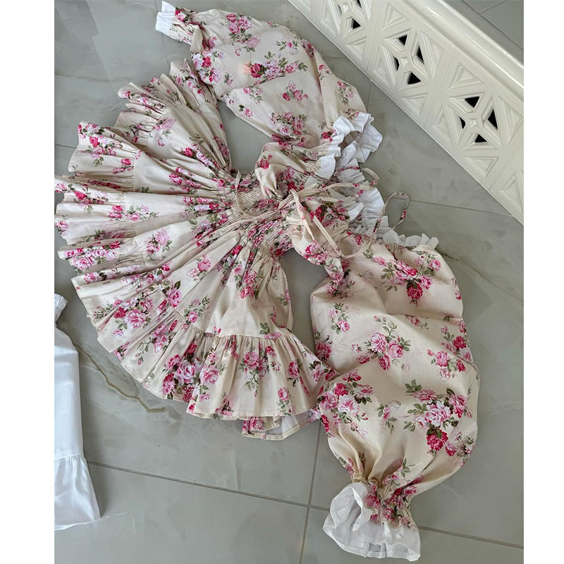 Dame rynkekjole med blomsterprint og elegante pufærmer Stilla