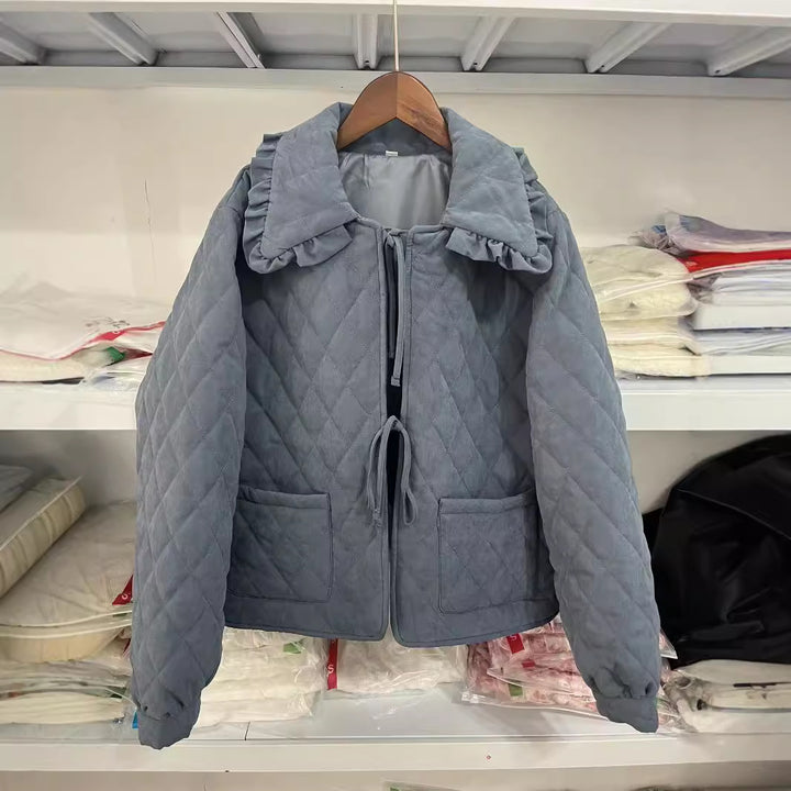 Femme quilted oversized jakke med ruffle krave Stilla