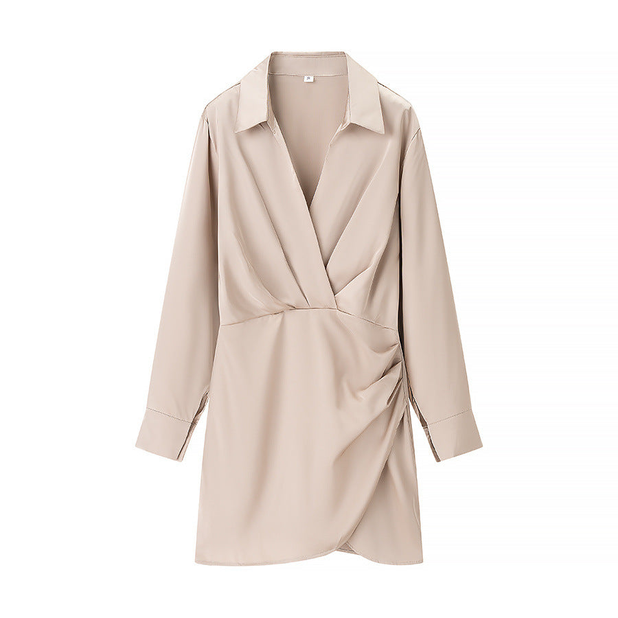 Dame indpakningsblusekjole med elegant drapering og moderne krave Stilla