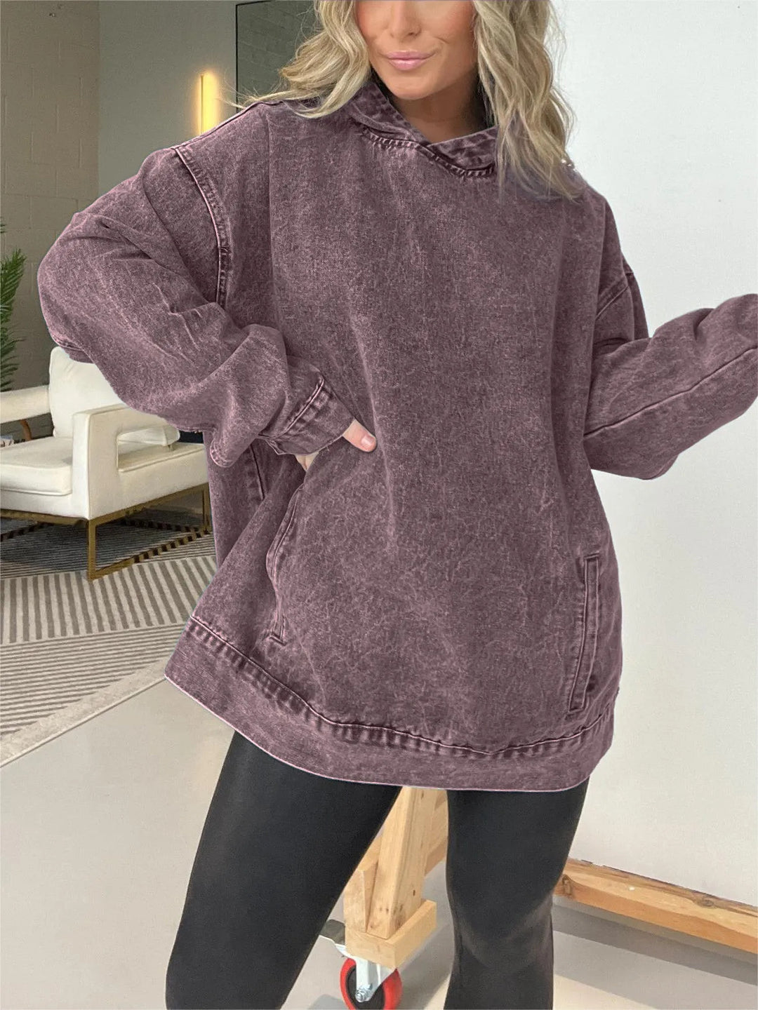 Dame Oversized Hoodie i denim med praktisk kængurulomme Stilla
