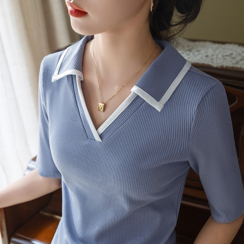 Dame Polo-Shirt med elegant V-udskæring og stilfulde kontrastdetaljer Stilla