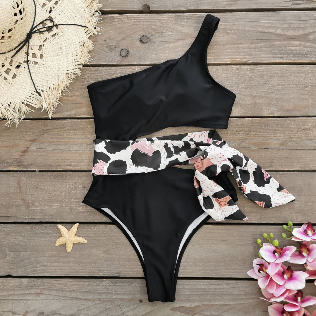 Dame One-Piece Badedragt med trendy asymmetrisk design og moderigtig bindebælte Stilla