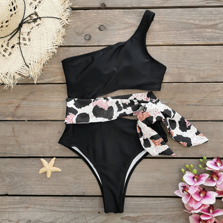 Dame One-Piece Badedragt med trendy asymmetrisk design og moderigtig bindebælte Stilla
