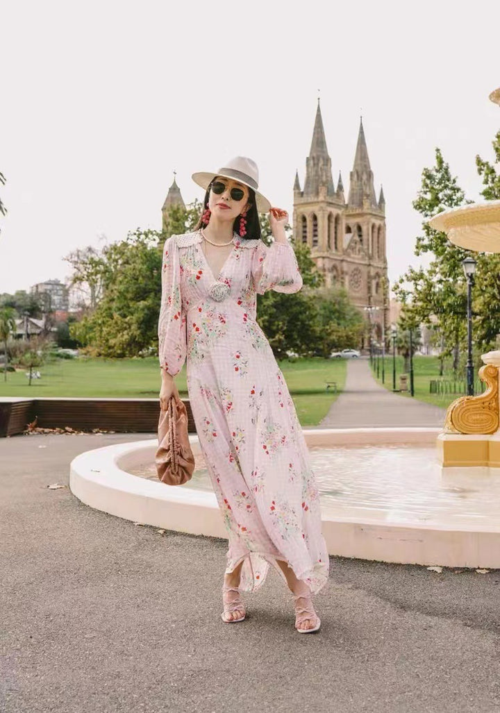 Dame maxikjole med fine blomster mønstre og elegant V-udskæring Stilla