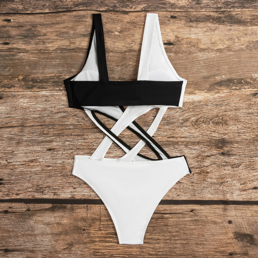 Dame badedragt med spændende criss-cross-design og dyb v-udskæring Stilla