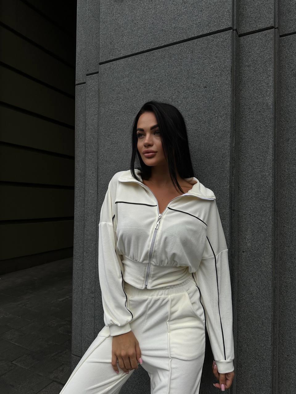 Kvinders sporty fleece lounge-sæt med cropped jakke og behagelige bukser Skovae