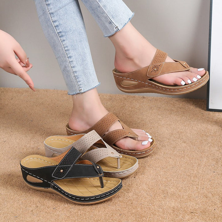 Dame fodsenge sandaler med moderne snit og perforerede detaljer Stilla