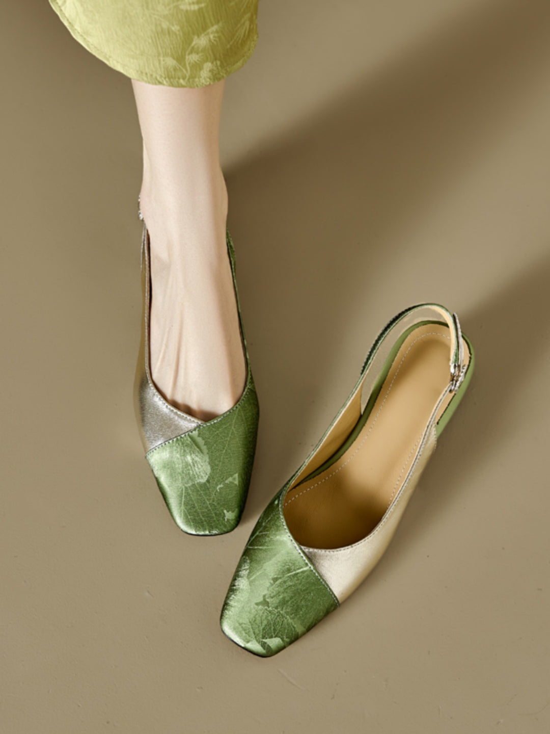 Dame elegante flade slippers med kvadratisk tåform og bladdekorationer Stilla