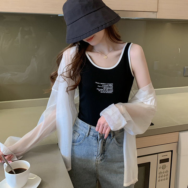 Dame tanktop med sort kontrast og attraktivt print Stilla