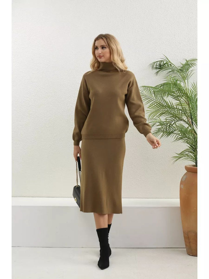 Dame sæt bestående af bluse og nederdel med høj krave og elegante sideåbninger Stilla