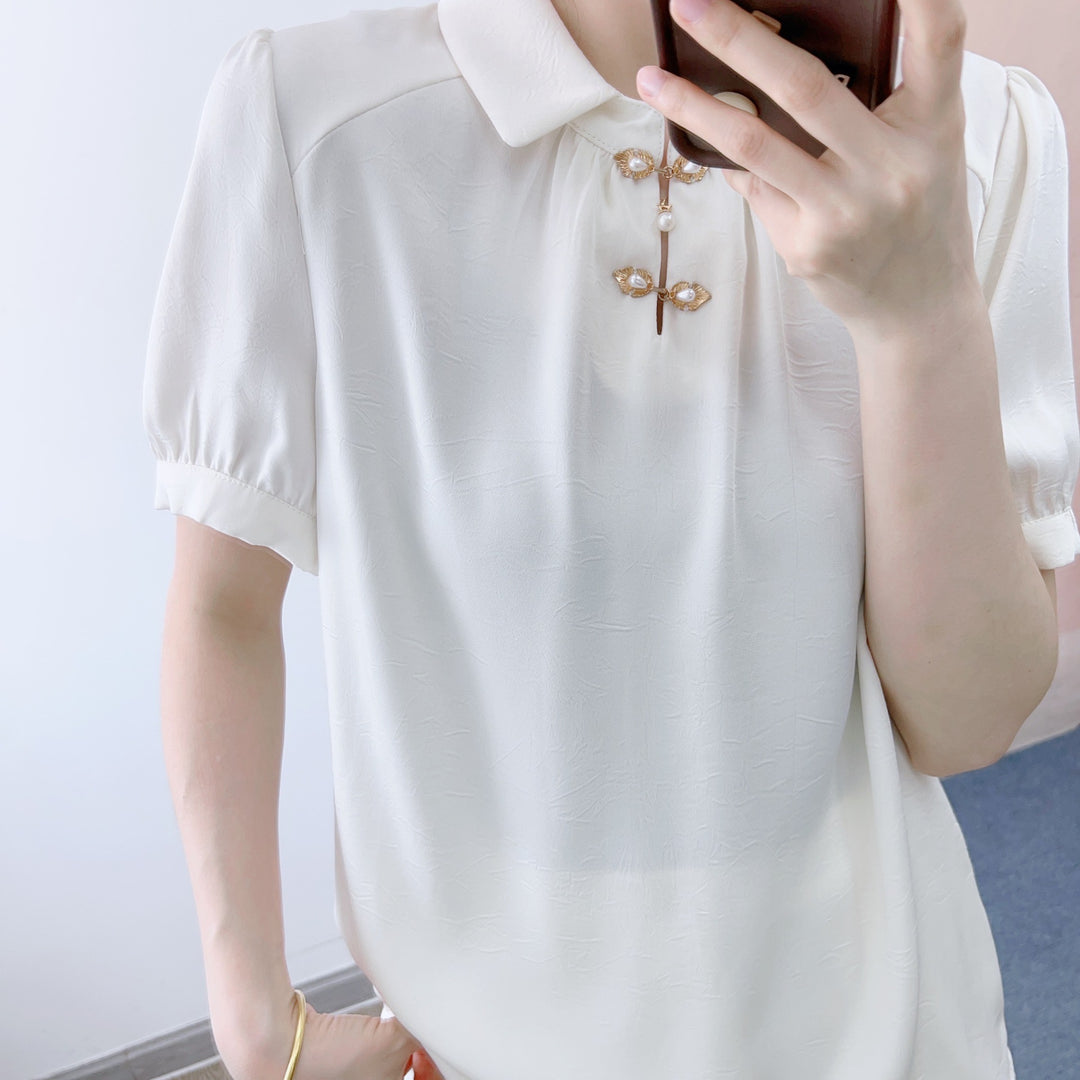 Damebluse med modetrends knapdetaljer og elegant højkrave Stilla