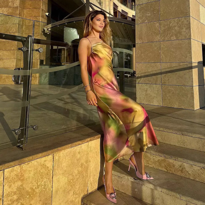 Femme Cowl Neck Flared Maxi Kjole med Krydsryg Stilla