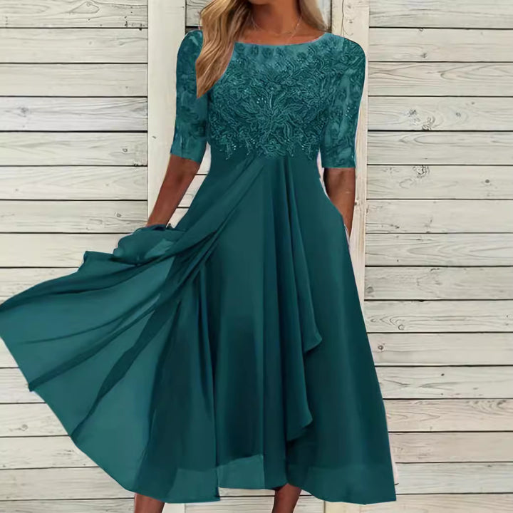 Dame aftenkjole med elegant broderedesign og flydende nederdel Stilla