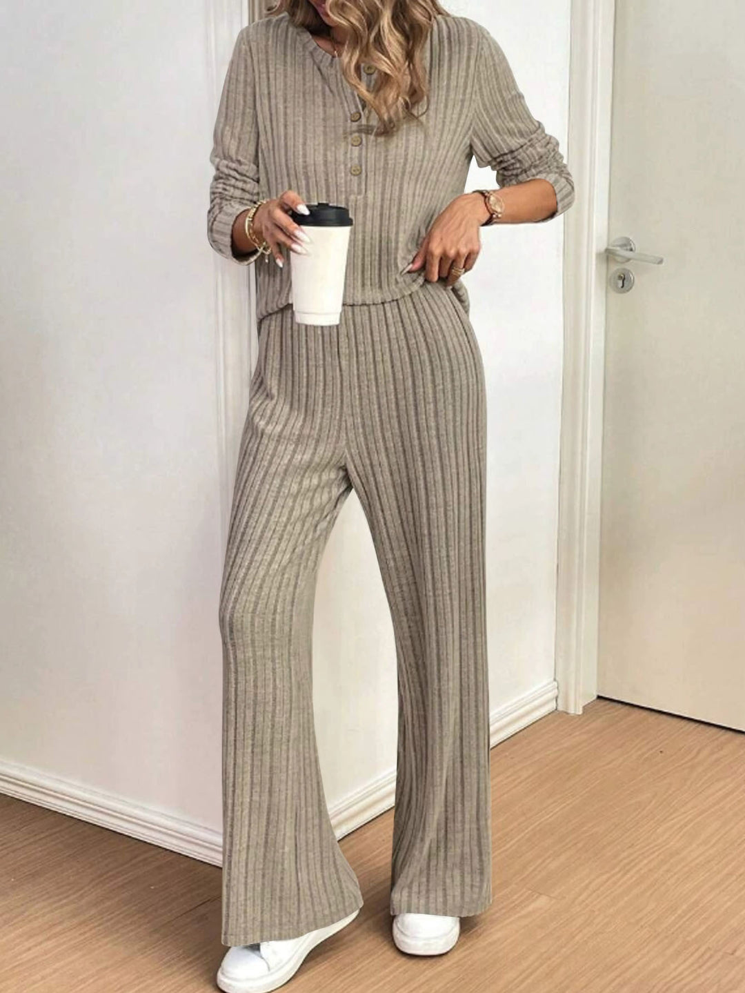 Dame afslappet strikket sæt med fashionable ribbet design og knappeåbning Stilla