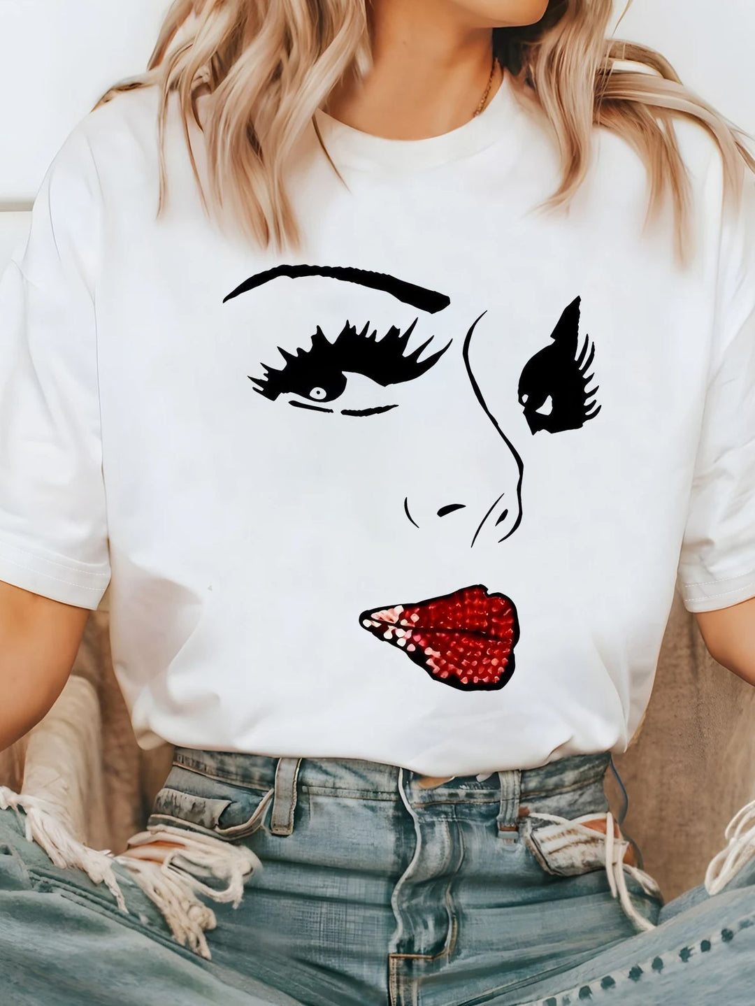 Dame T-shirt med kreativ grafisk tryk og luksuriøse paillet accenter Skovae