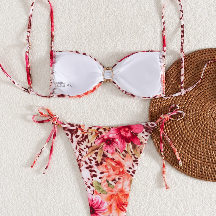 Dame bandeau-bikini med floral design og gyldne accenter Skovae