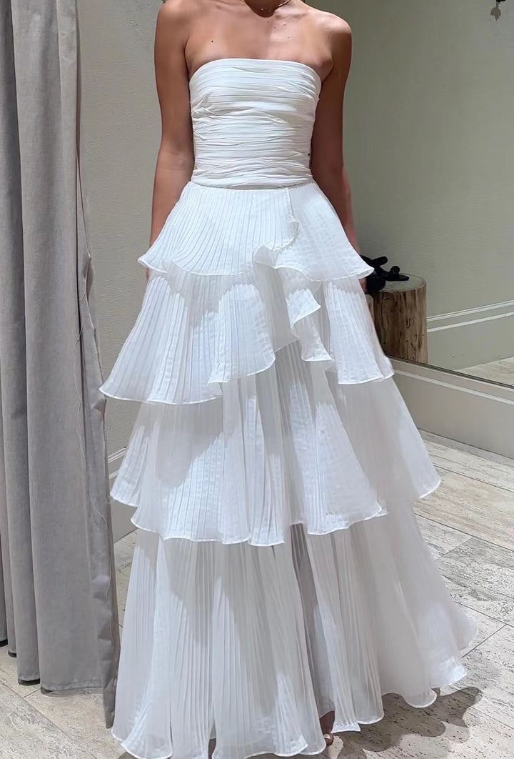 Kvindernes aftenkjole med voluminøse flæsedetaljer og off-the-shoulder design