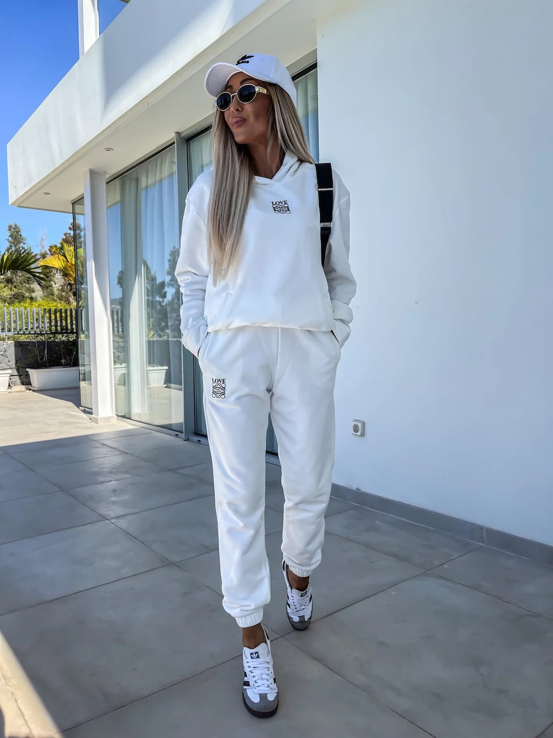 Dame sporty loungewear sæt med hætte og elastiske manchetter Skovae