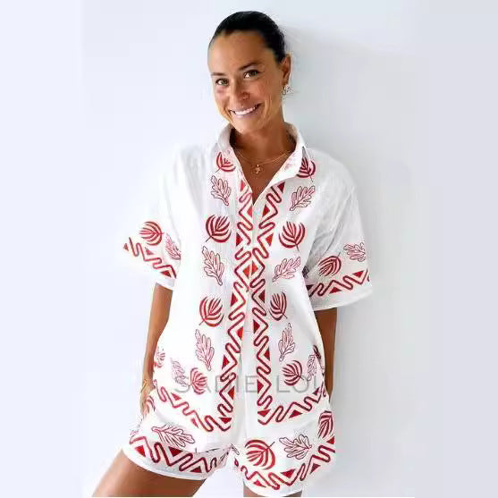 Dame luftigt strandoutfit med floralt broderi og praktiske lommer Skovae