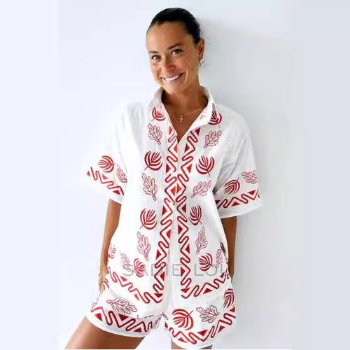 Dame luftigt strandoutfit med floralt broderi og praktiske lommer Skovae