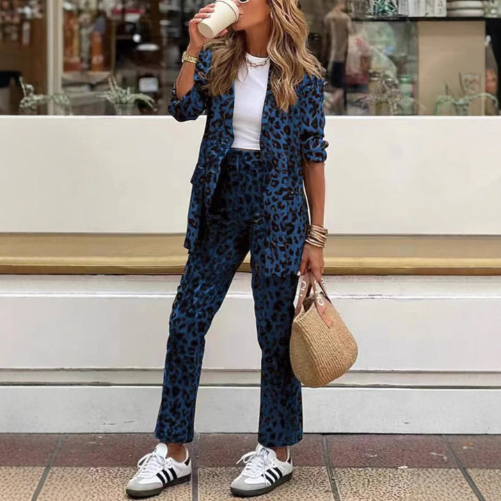 Dame mode blazer sæt med iøjnefaldende leopardmønster og elegant snit Stilla