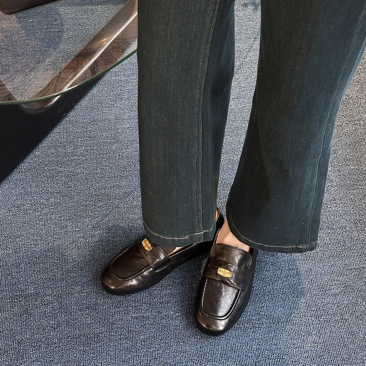 Herrer Sleek Læder Slipper med elegant Metalakcent Stilla