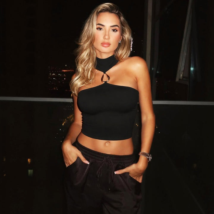Kvinders sporty crop-top med smagfuld choker og dekorativ detalje Skovae