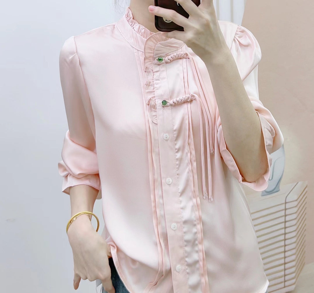 Damebluse med kunstnerisk rynkedesign og elegant knapdetalje Stilla