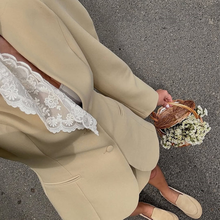 Dame Blazer-kjole med volumetriske ærmer og elegant spidsdekoration Stilla