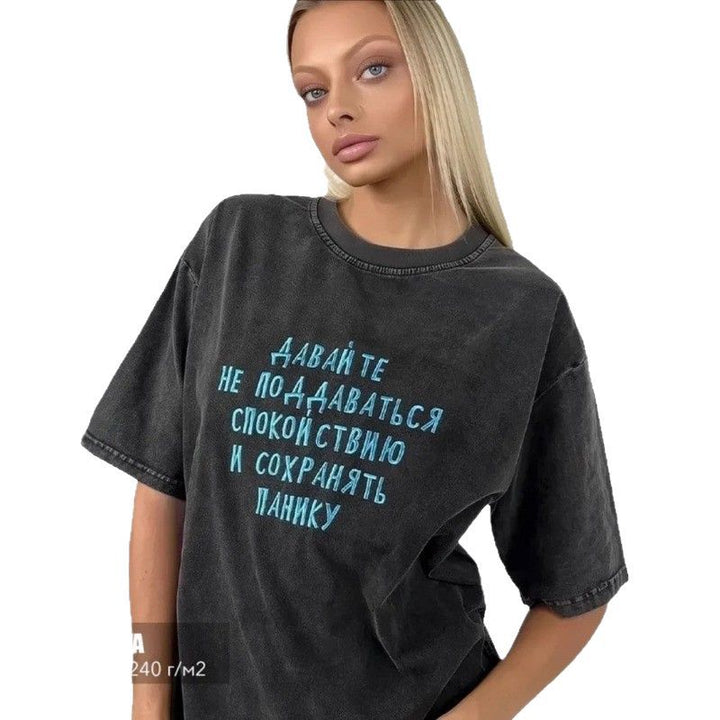 Dame T-shirt med moderne skrift og afslappet snit Stilla